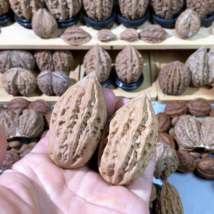艾***主文玩核桃把件核核桃