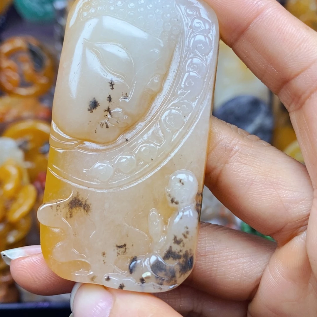 未镶嵌石英质玉（黄龙玉）颈饰