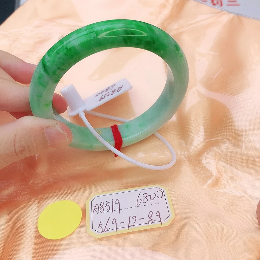 翡翠手镯未镶嵌翡翠