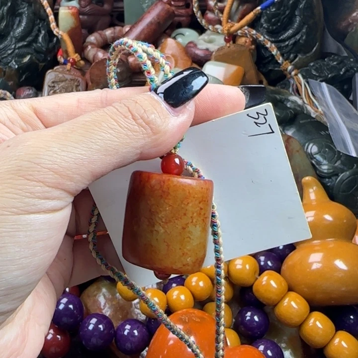 未镶嵌透闪石质玉珠宝奇石