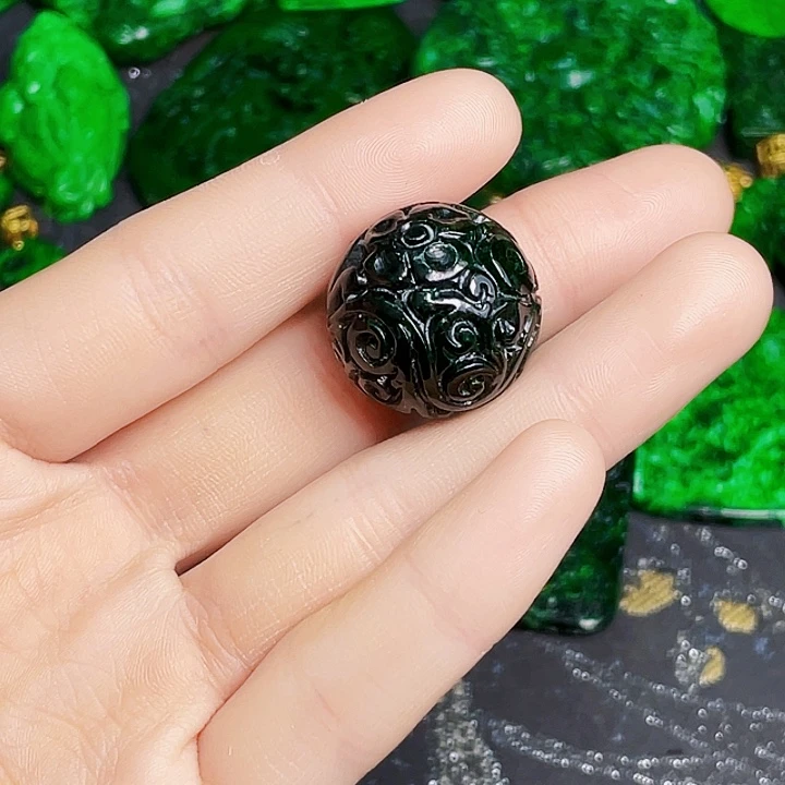 翡翠未镶嵌颈饰多样性