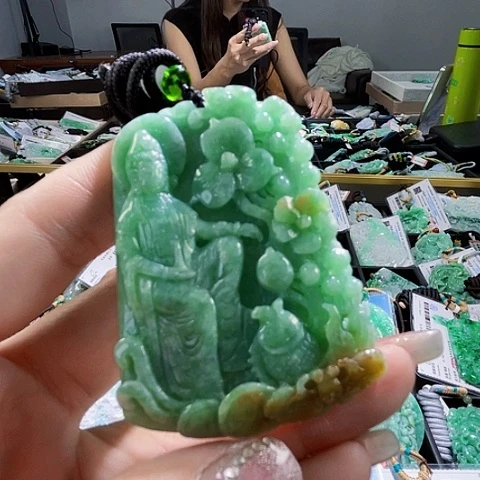翡翠未镶嵌颈饰一个