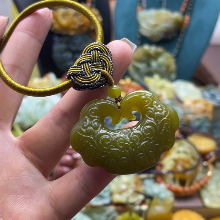 蛇纹石玉未镶嵌颈饰