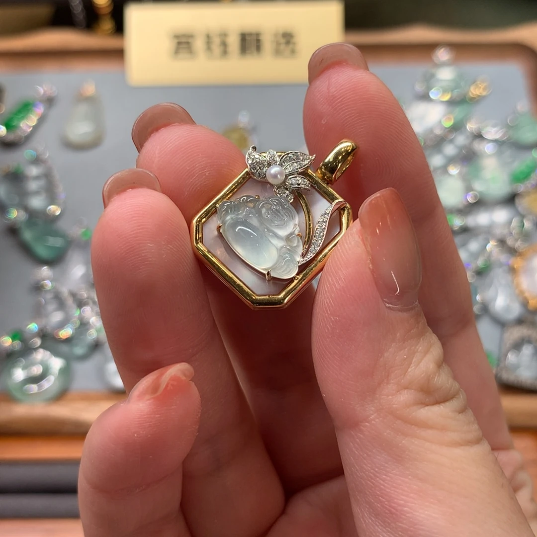 颈饰18K金镶嵌翡翠吊坠
