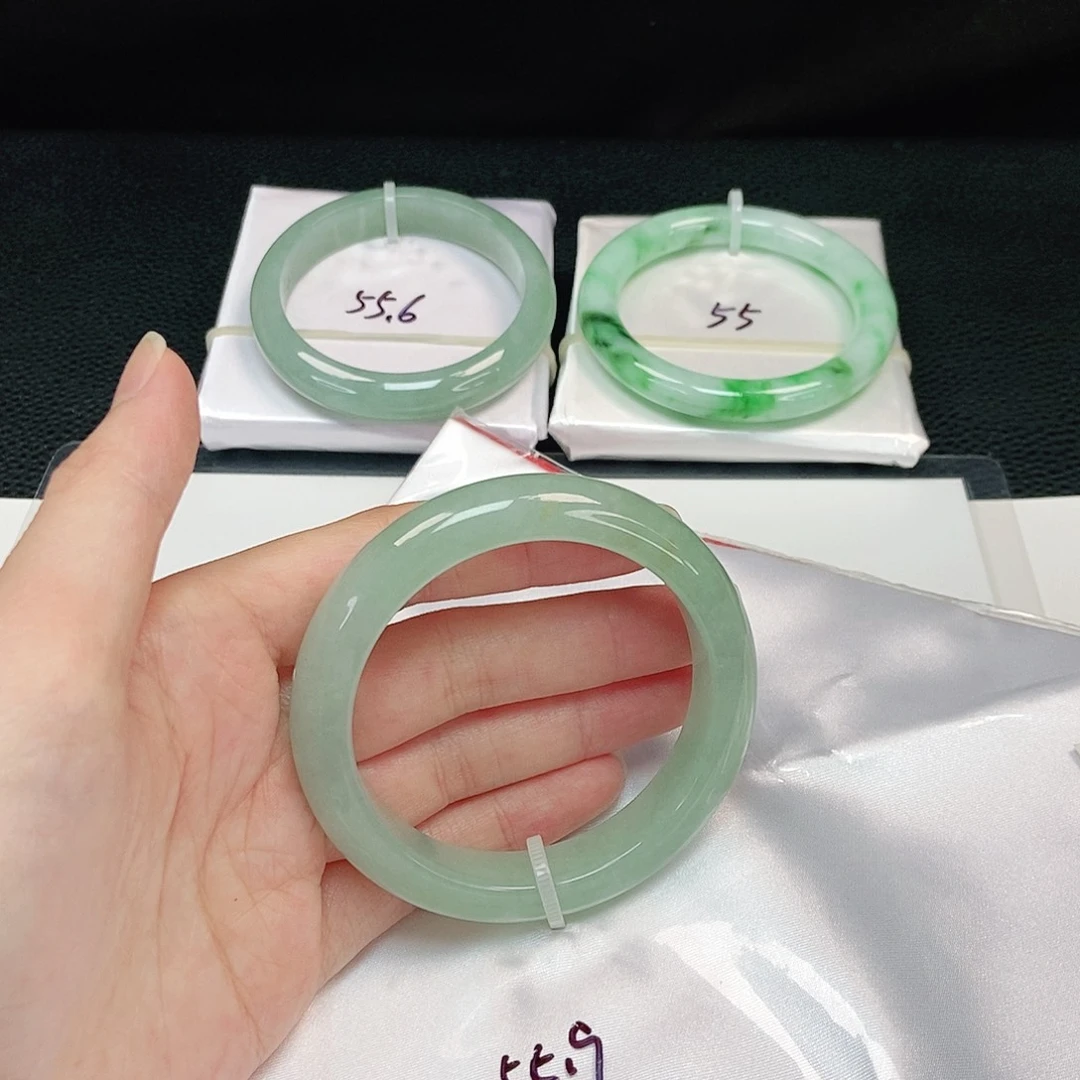 翡翠手镯未镶嵌正圈