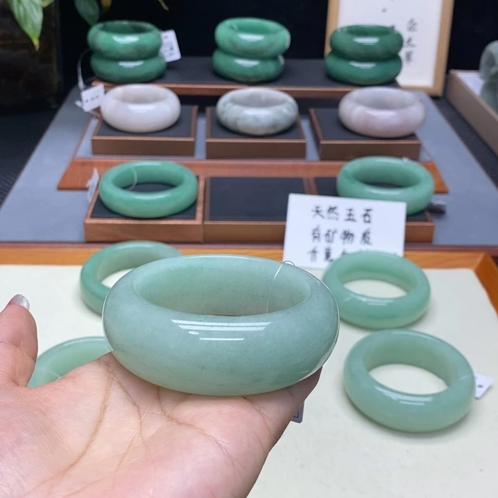 苹***芳石英质玉未镶嵌手镯