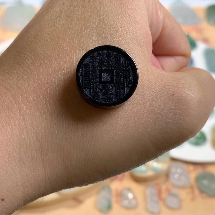 翡翠未镶嵌颈饰山鬼