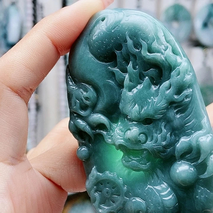 颈饰足铂镶嵌翡翠翡翠
