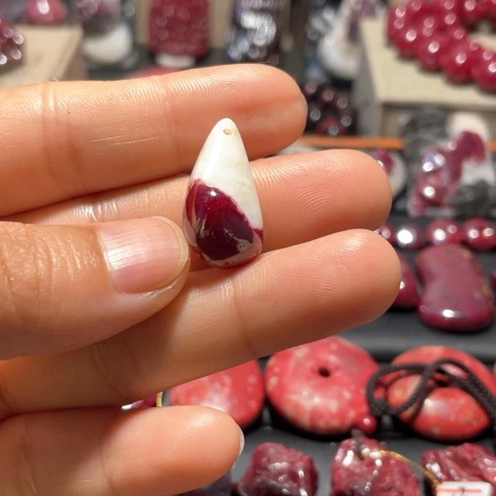 天然辰砂原石白料晶体吊坠