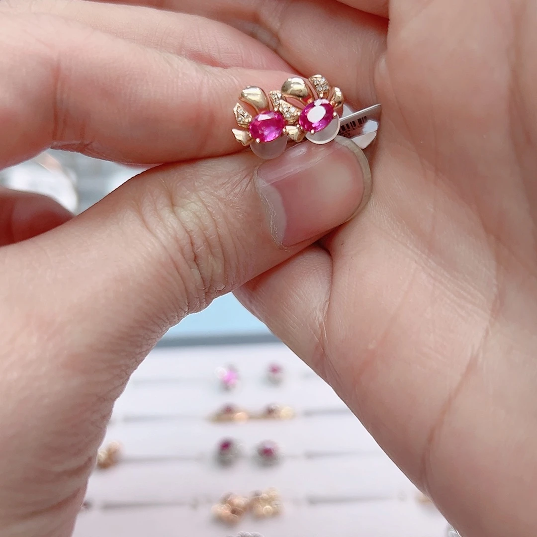 红宝石耳钉18K金镶嵌