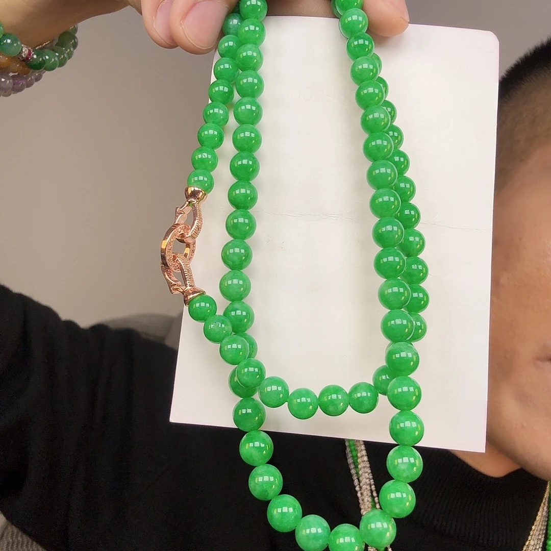 莱***花翡翠未镶嵌颈饰一件