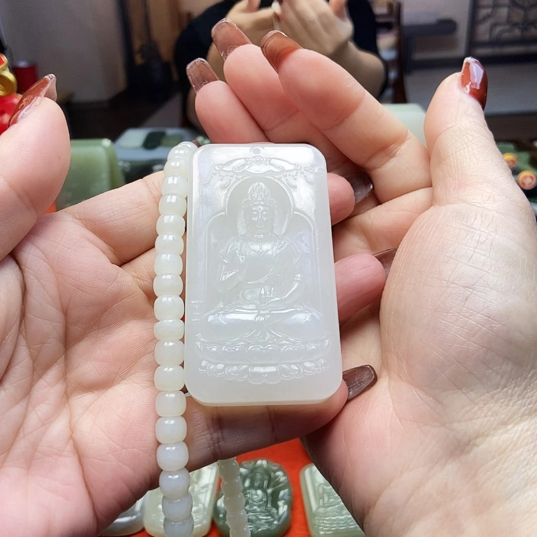 颈饰未镶嵌和田玉时**逝