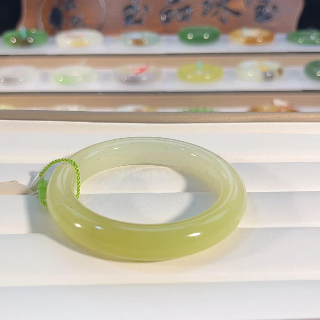 和田玉未镶嵌手镯鸡油黄青花黄口半山水