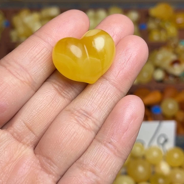 蜜蜡未镶嵌珠宝奇石鸡油黄飘花屁桃