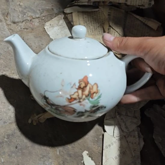 库存微瑕三打白骨精多孔茶壶