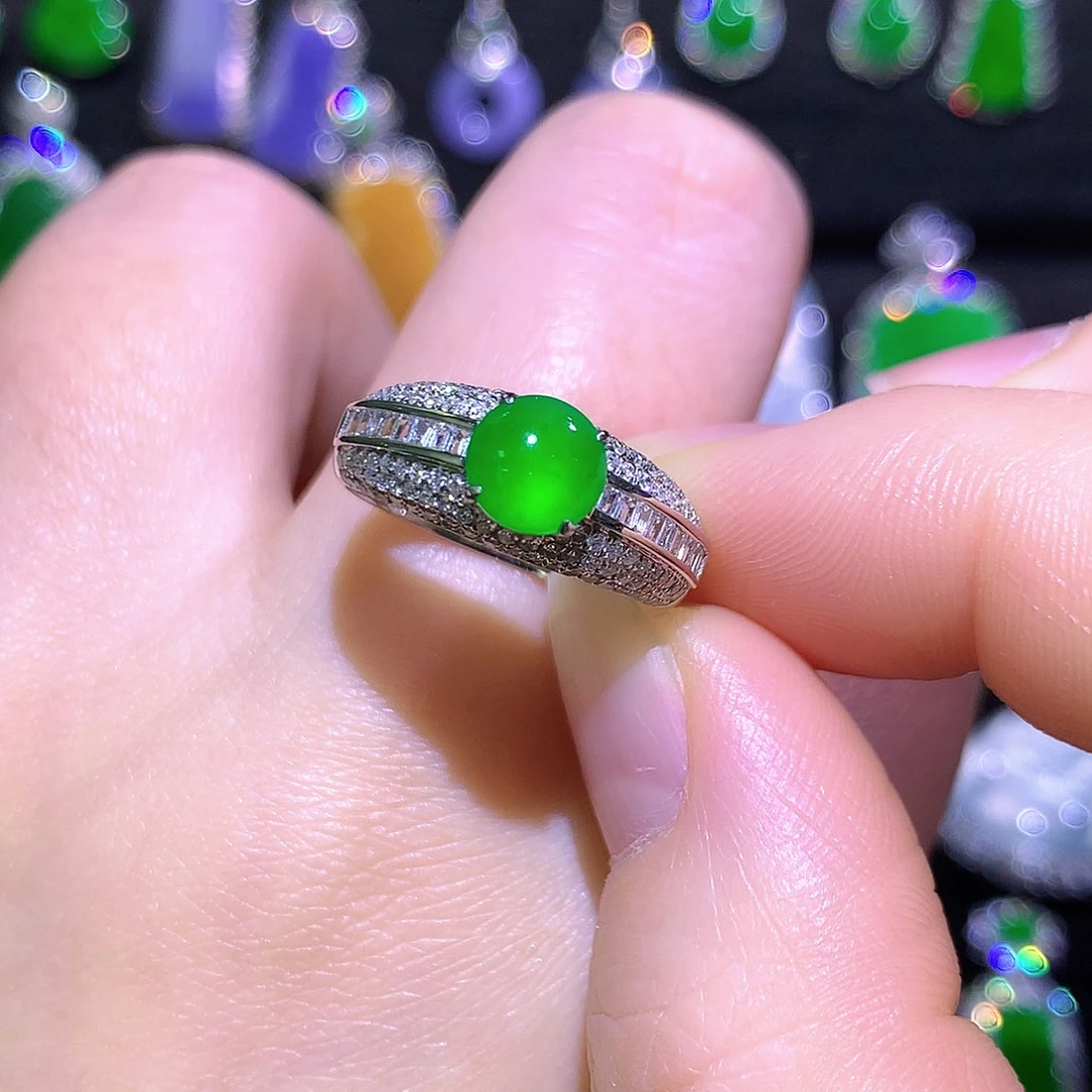 翡翠18K金镶嵌戒指高冰满绿正阳绿蛋面