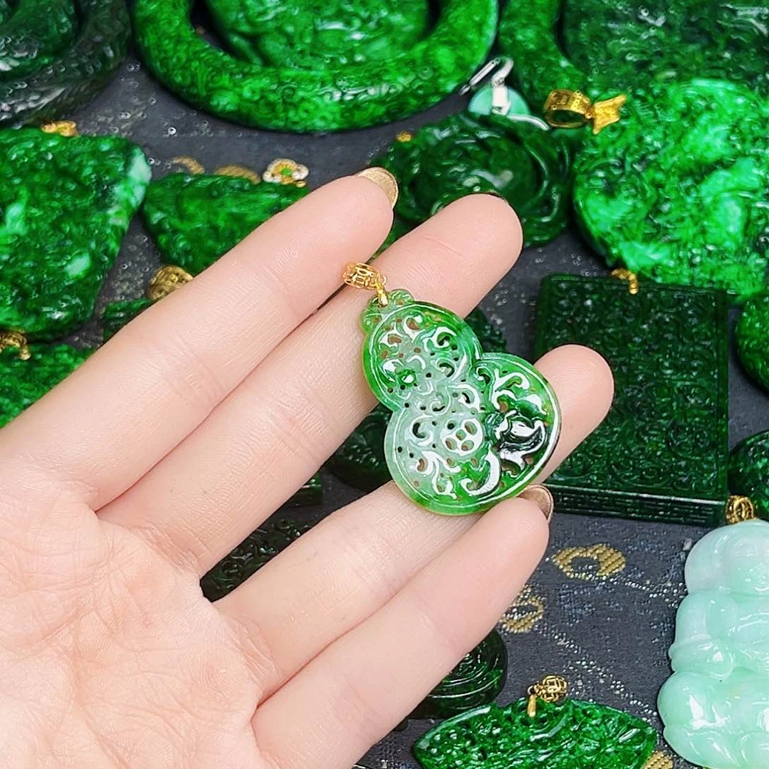 颈饰18K金镶嵌翡翠多样性