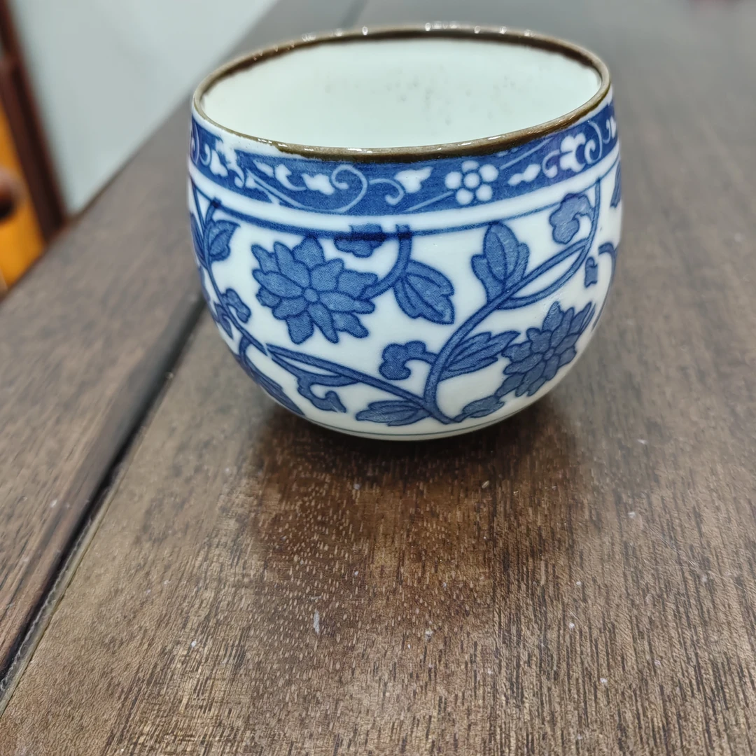 青花祥瑞纹杯一个，底款如图