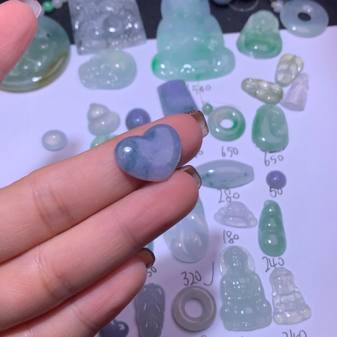 翡翠未镶嵌颈饰心