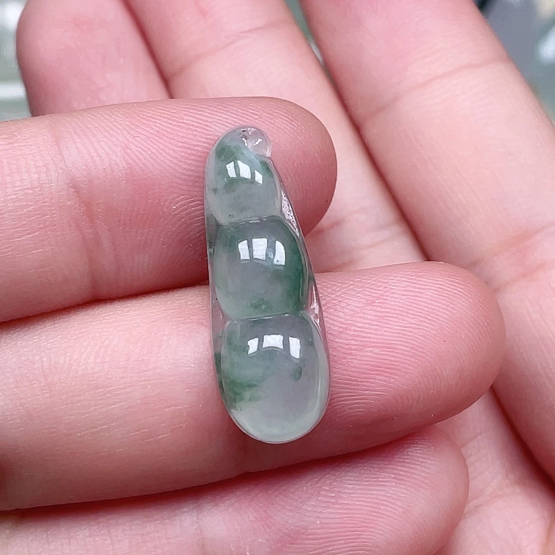 翡翠未镶嵌颈饰豆子