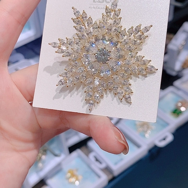 锆石铜合金雪花胸针