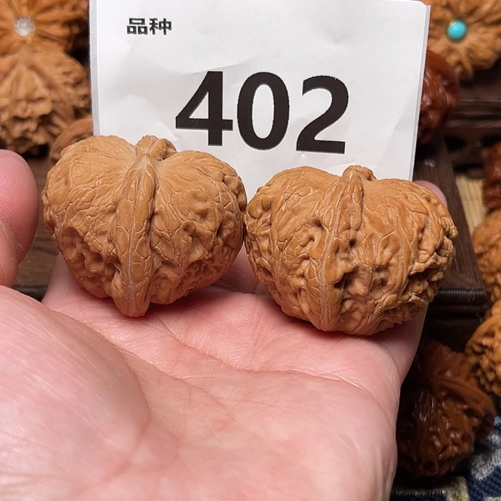 爱***哈把件桃核元宝。肚43。  402