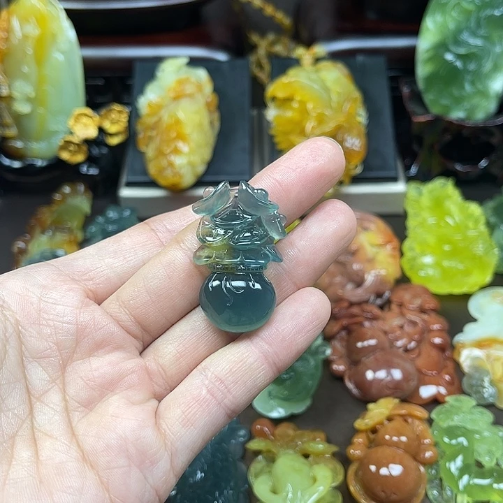 蛇纹石玉未镶嵌颈饰安*?