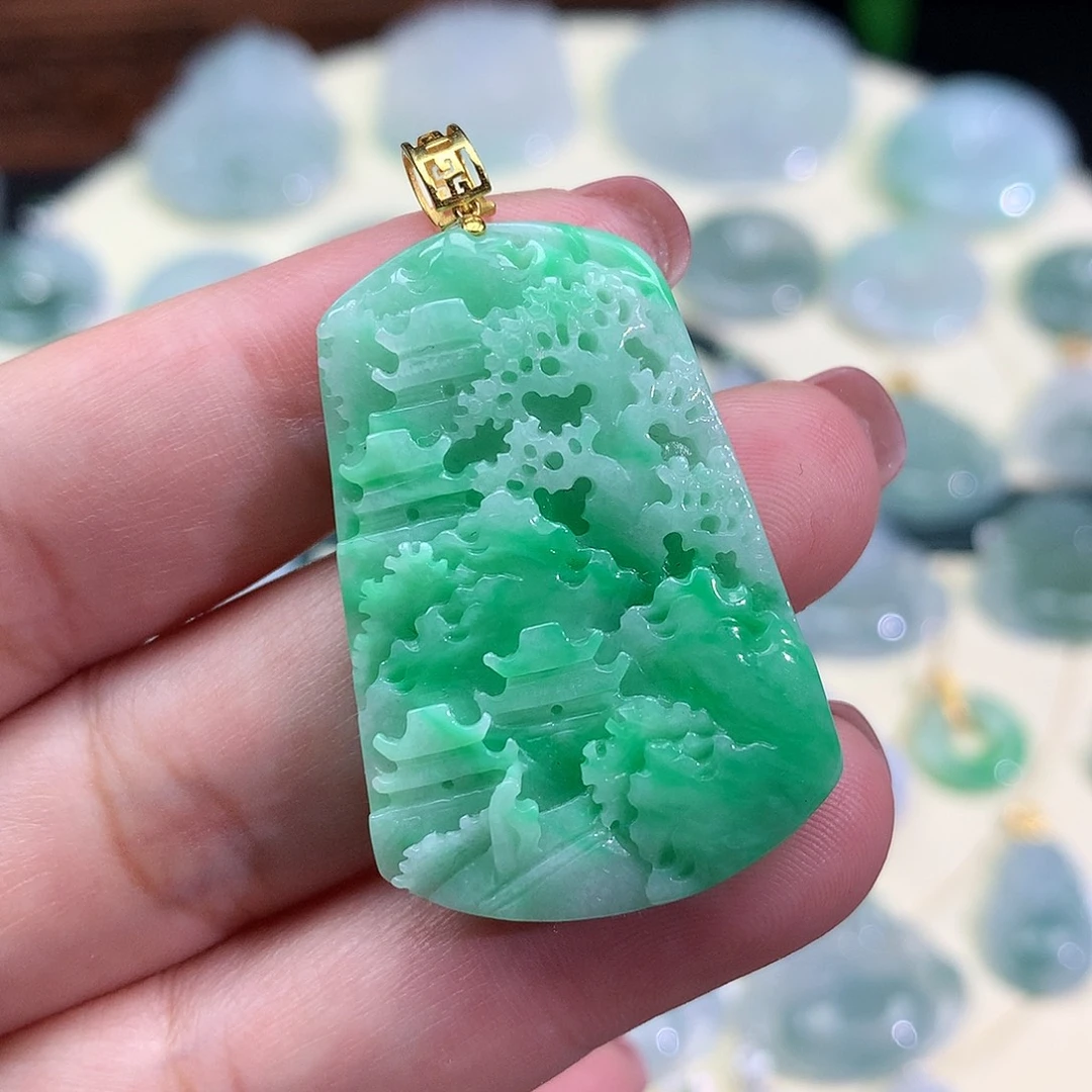 翡翠18K金镶嵌颈饰山水牌