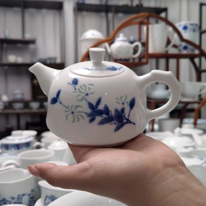 瓷手绘山丹丹茶壶一个