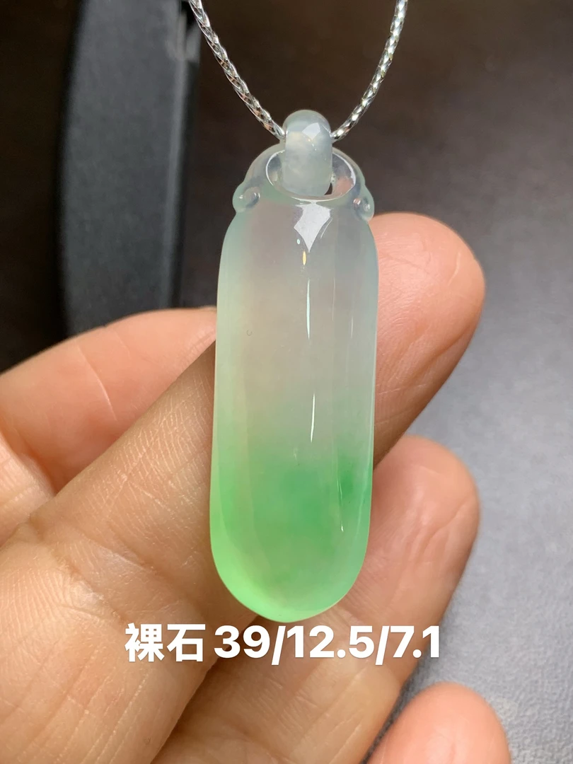 天然缅甸翡翠A货冰种飘绿福瓜吊坠冰透纯美佩戴美丽时高优雅