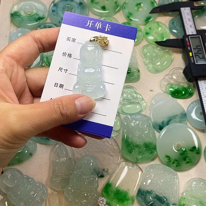 翡翠未镶嵌颈饰佛宝宝