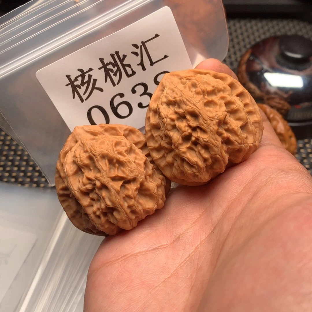 文玩核桃吊坠梨木台42