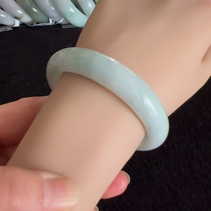 翡翠未镶嵌手镯编号18801圈口57.3