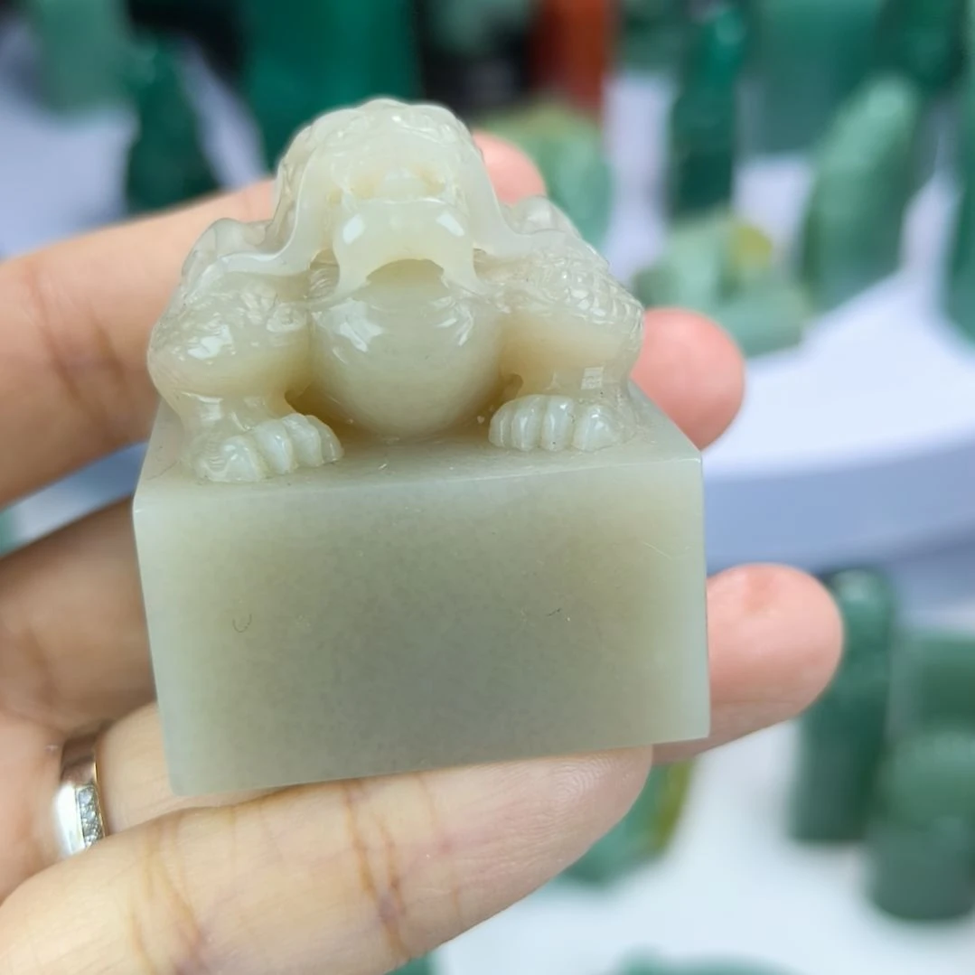 寿山石印石牛角冻兽钮