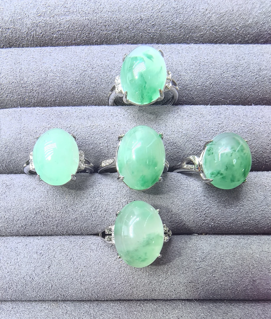 天然非洲翠戒指，石英质玉，戒托开口可自由调节大小（多样性发货））