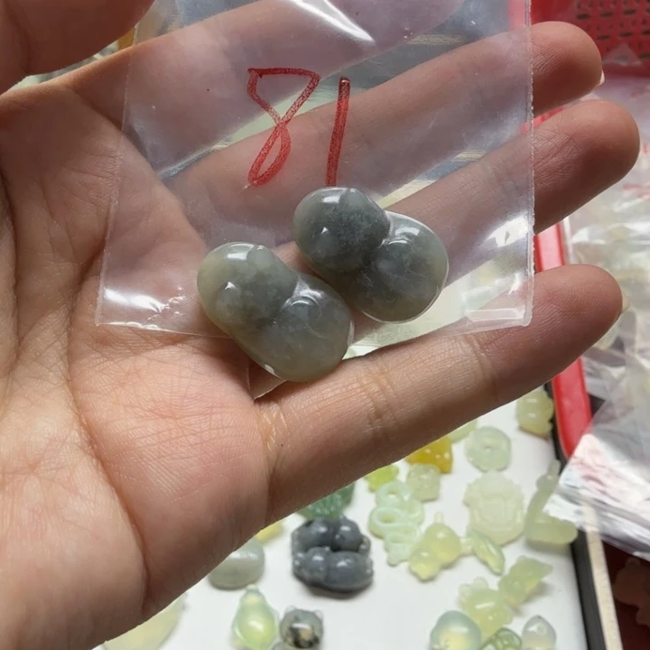 透闪石-蛇纹石玉吊坠未镶嵌