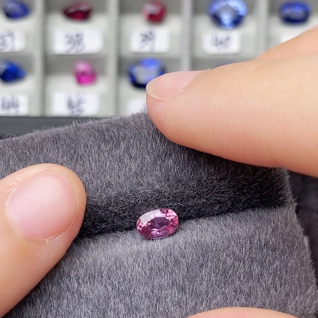 蓝宝石裸石未镶嵌火彩好明亮0.67ct/1381号