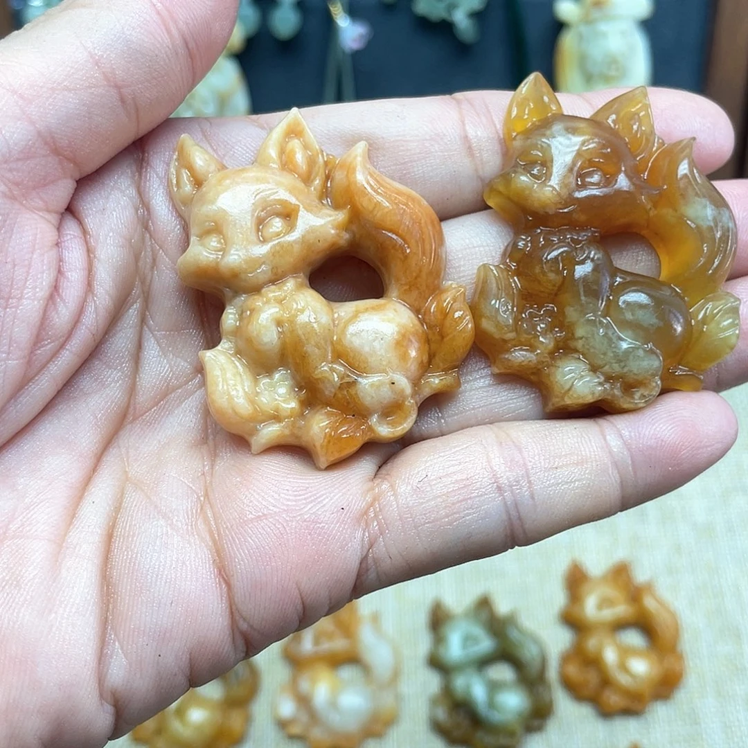 晓***悦未镶嵌蛇纹石玉颈饰
