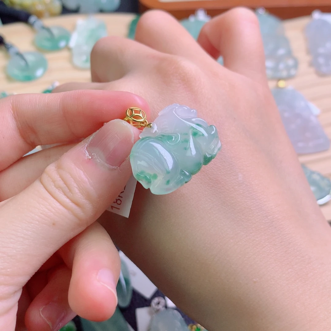 翡翠18K金镶嵌颈饰