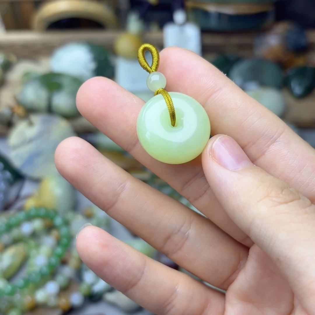 @***面颈饰未镶嵌透闪石质玉