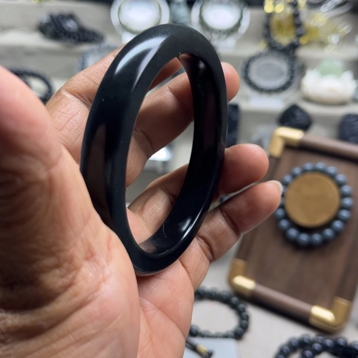 杨***垂和田玉未镶嵌颈饰