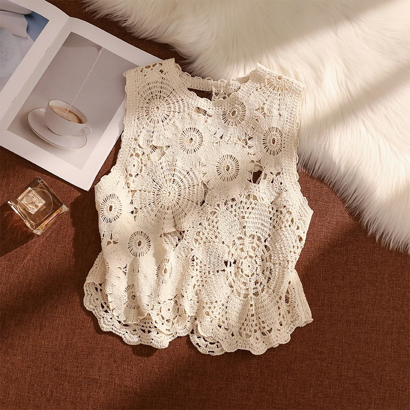 小香风镂空钩花针织背心女夏季外传宽松显瘦度假风甜美短款上衣
