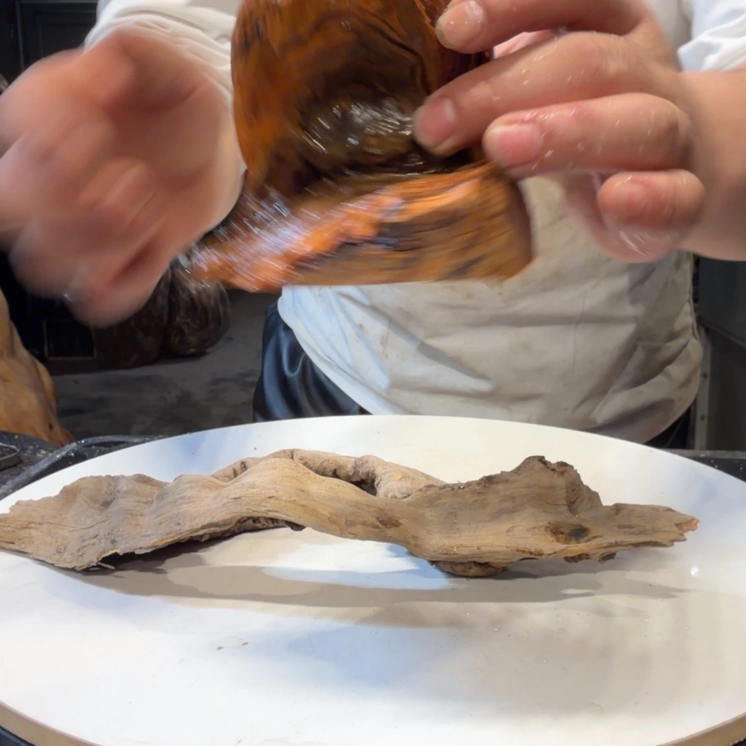 风***！木王一刀琥珀木摆件B46