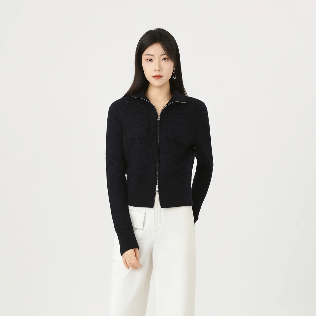 AMASS/阿玛施秋季松弛感休闲运动风宽松立领绵羊毛针织外套548058