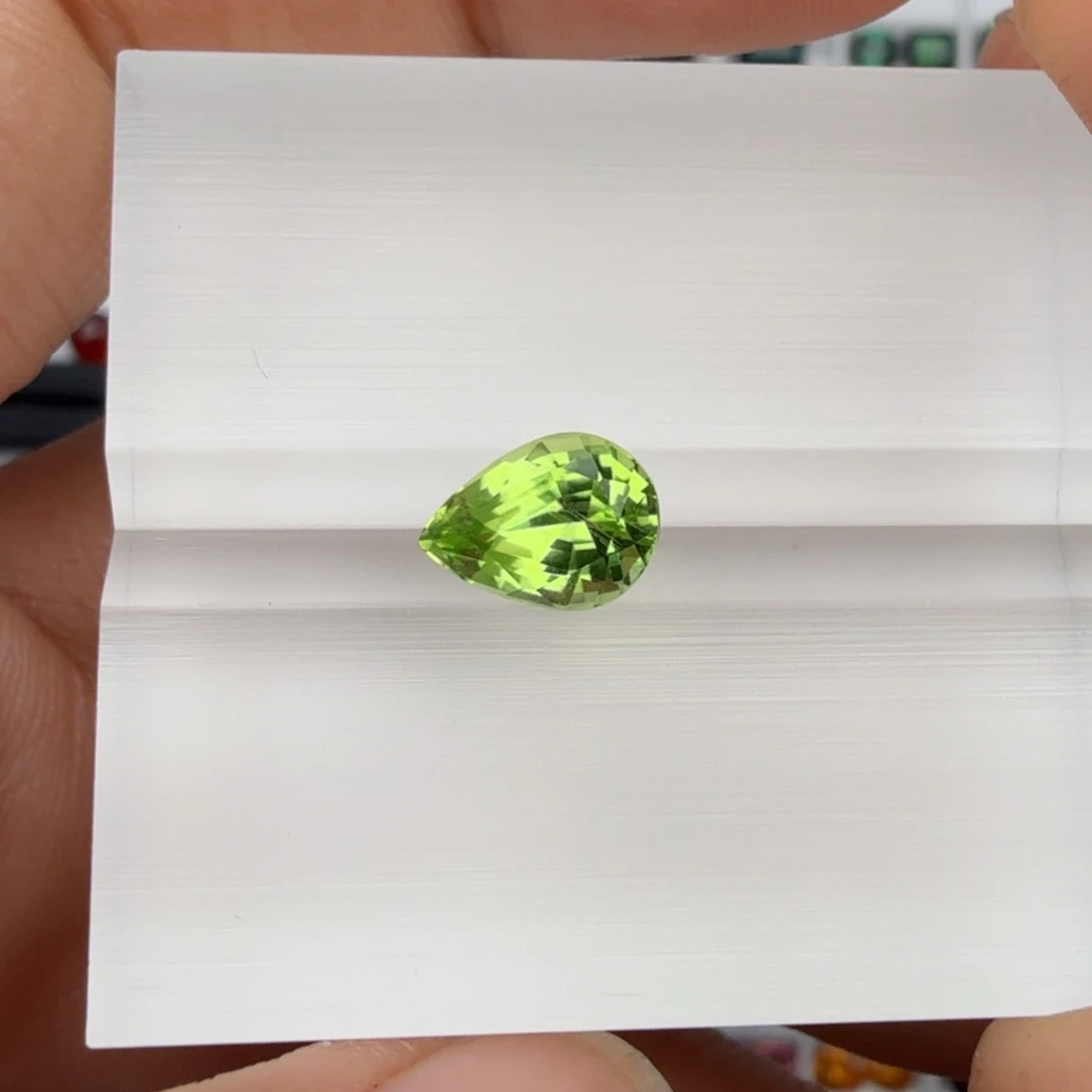 笔搁橄榄石未镶嵌天然2.26克拉