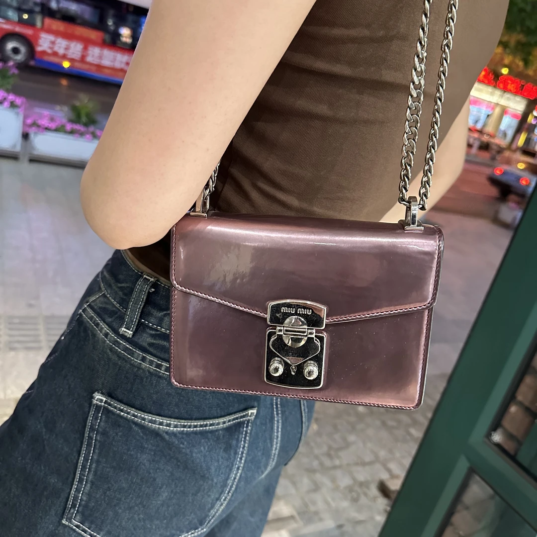 95新 MIU MIU/缪缪 Miu Miu斜挎包镜面紫