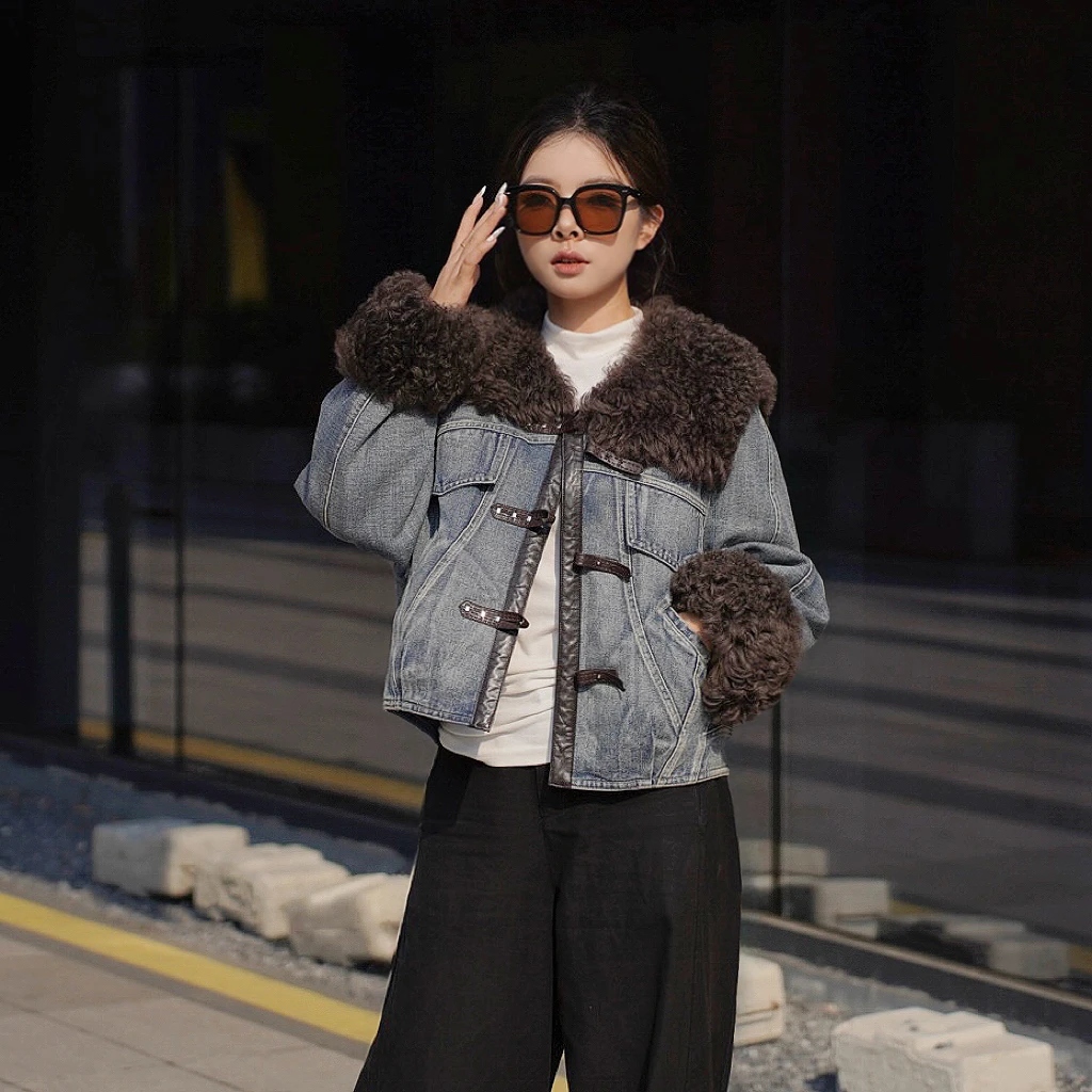 米优 2025冬季设计师轻奢托斯卡纳羊毛皮毛一体白鹅绒牛仔外套