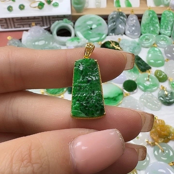 翡翠未镶嵌颈饰小绿山水牌