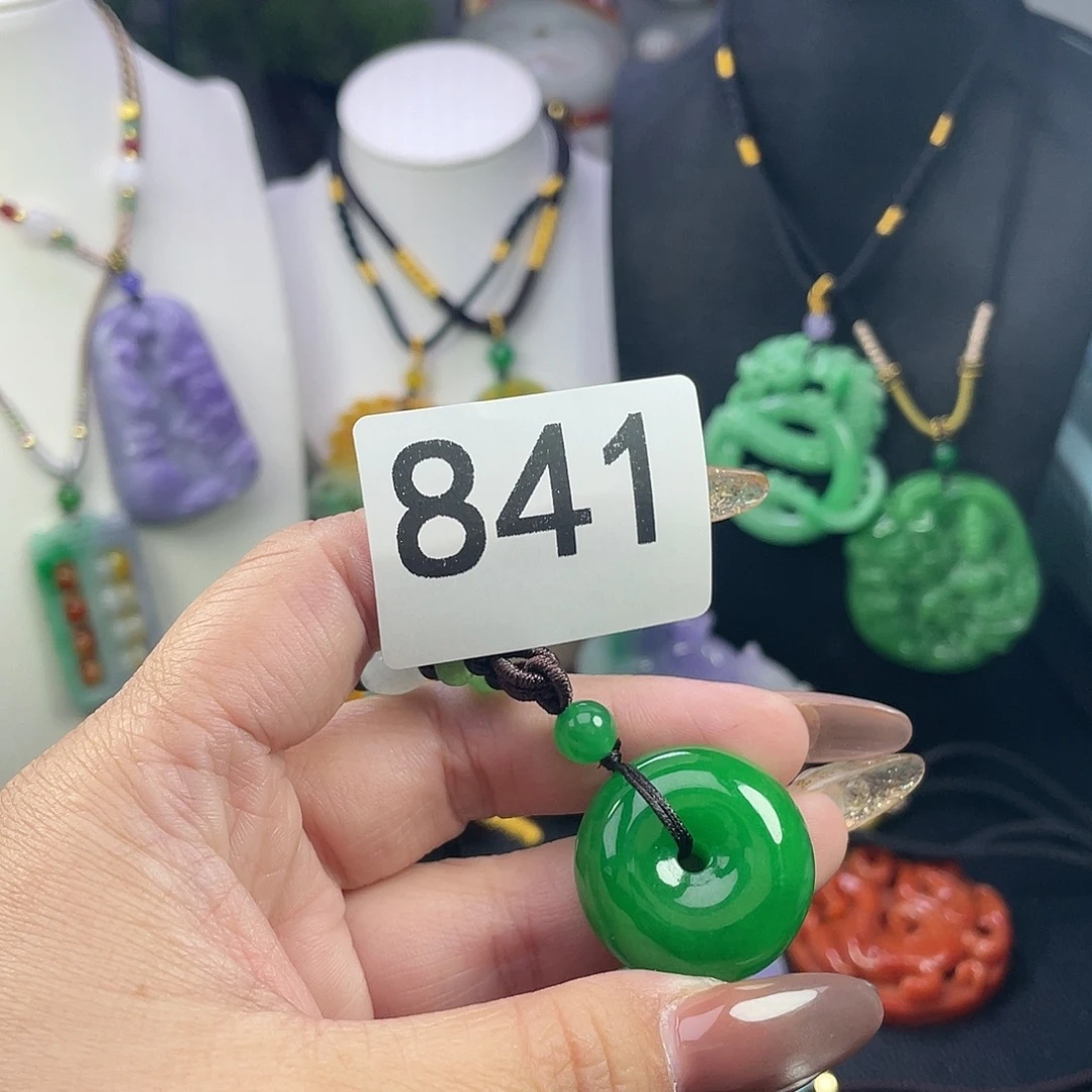 翡翠未镶嵌吊坠(赠链)