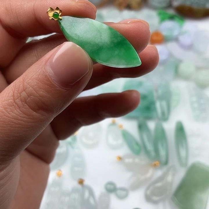 翡翠未镶嵌颈饰纯A